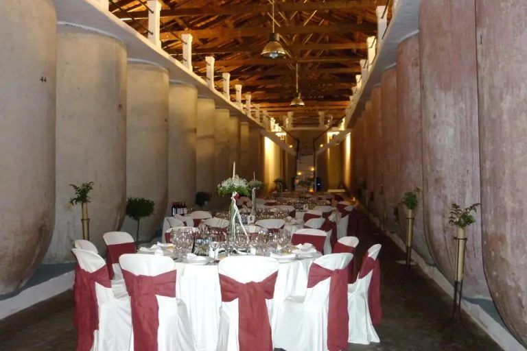 mesa boda en la bodega